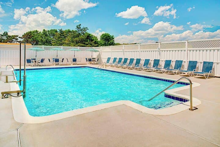 Pool 10 of 15
